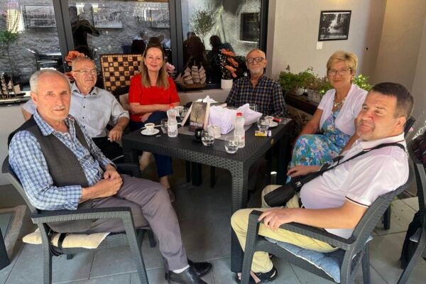 Shkuan për kafe, u kthyen me poezi
